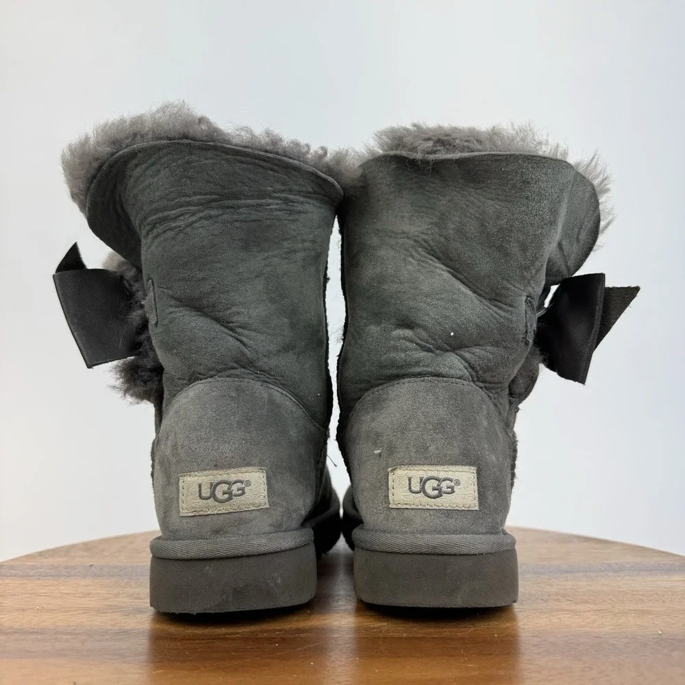 Womens Ugg Daelynn Gray Suede Pull On Mid Bow Accent Boots Booties Size 8 M GUC‎